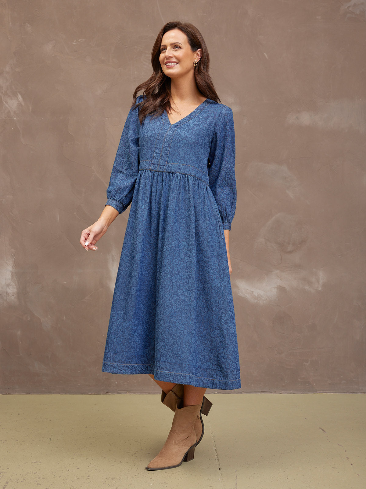 VESTIDO VAQUERO CON CUELLO EN V