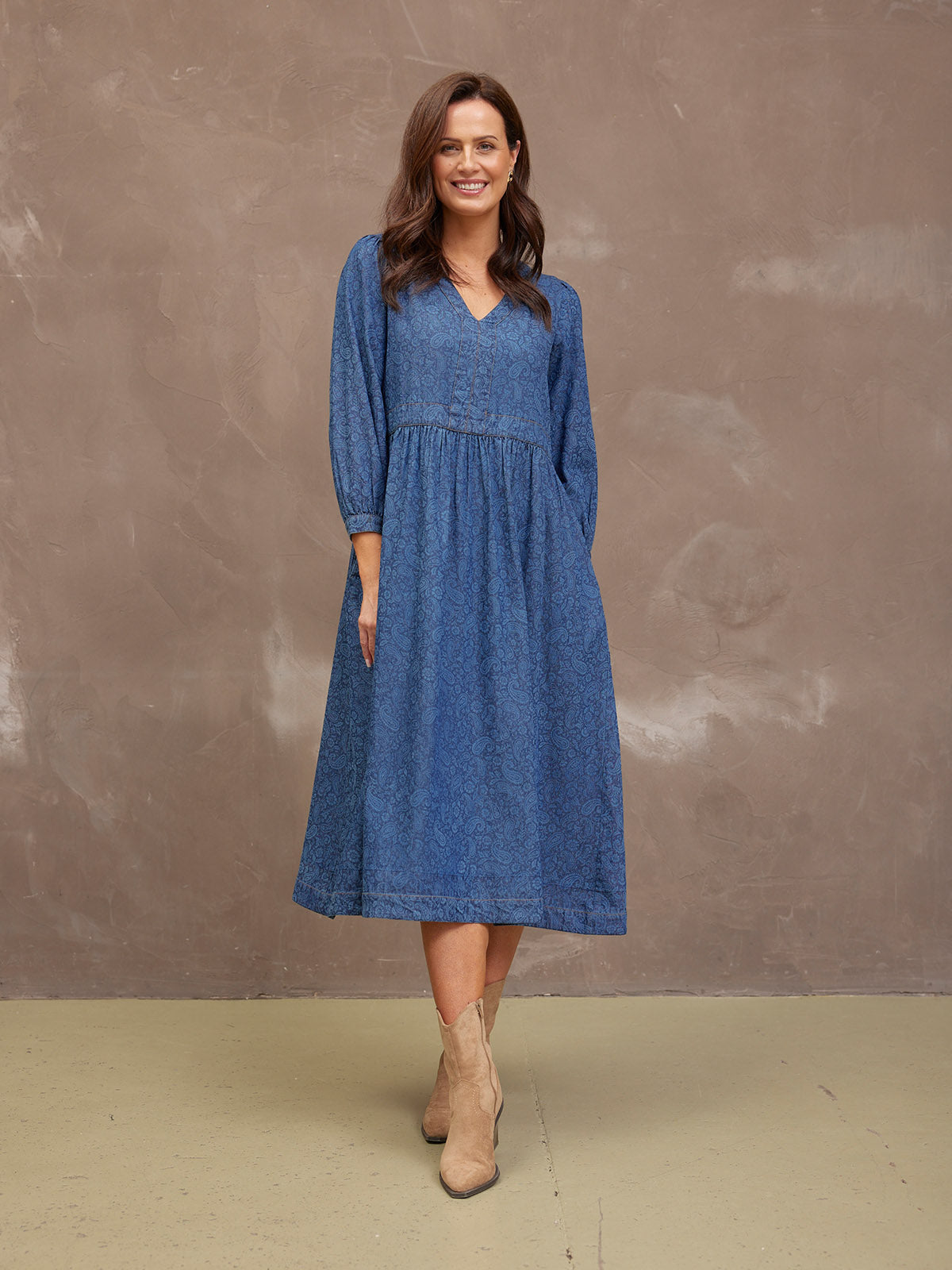 VESTIDO VAQUERO CON CUELLO EN V