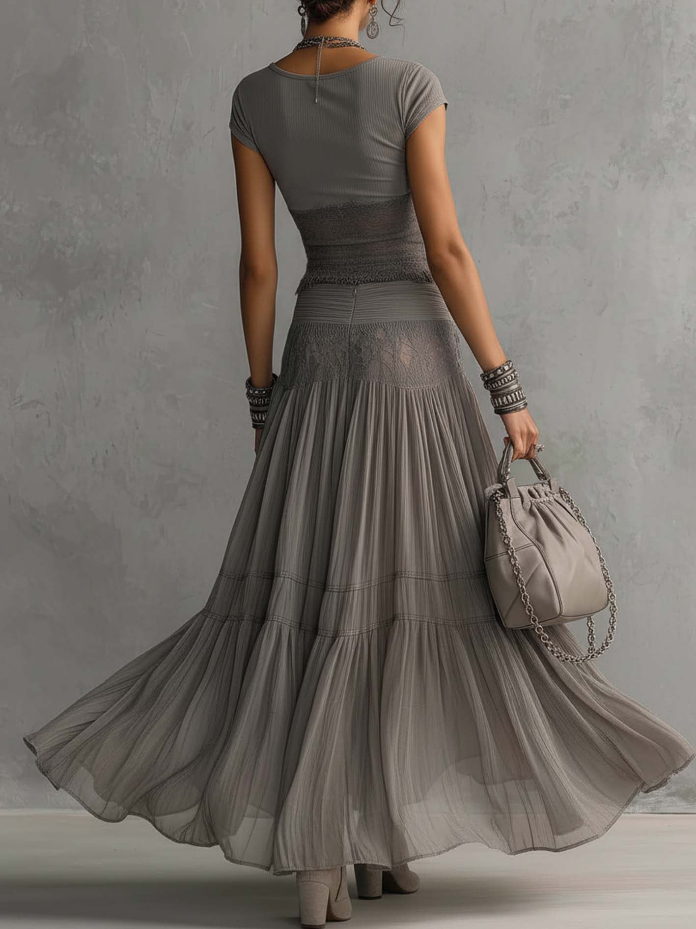 Conjunto de Top con Paneles de Encaje y Falda Maxi Plisada en Gris