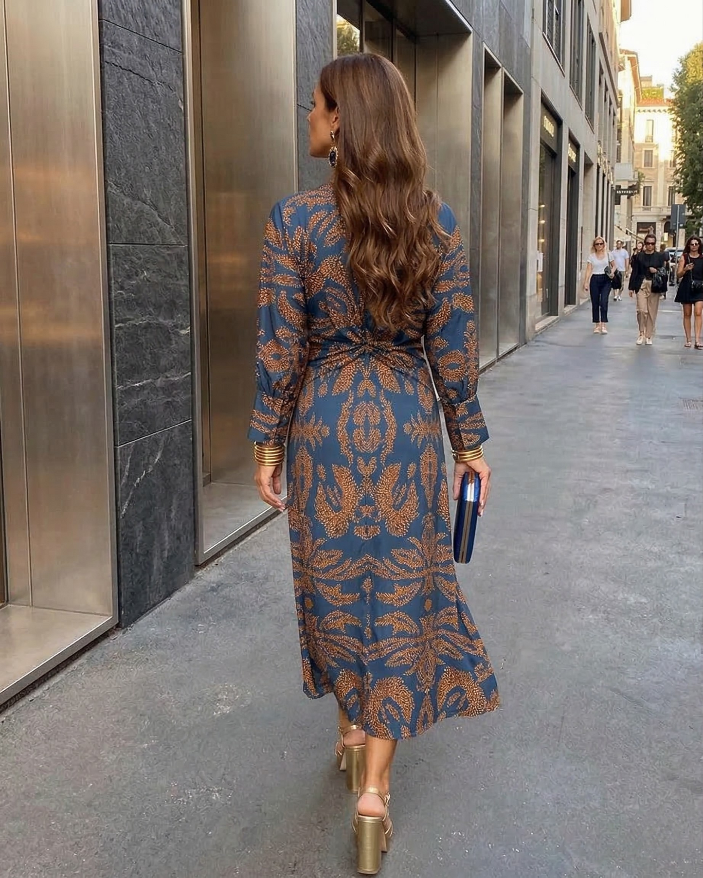 Isadora – Vestido Midi Elegante con Nudo en la Cintura y Estampado Artístico